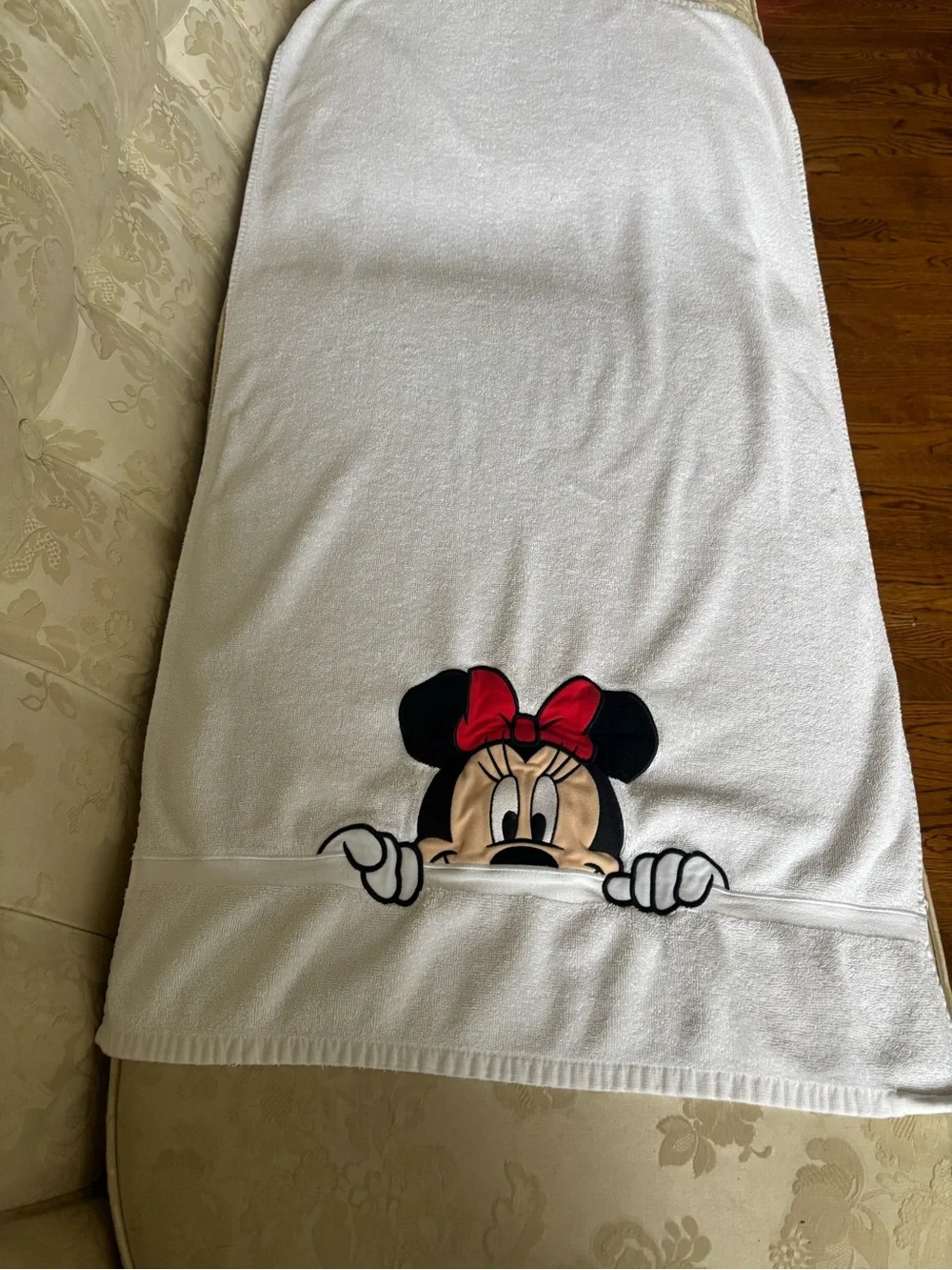 Vintage Embroidered Minnie Mouse Bath Towel Walt Disney Disneyland Resort 48”x24